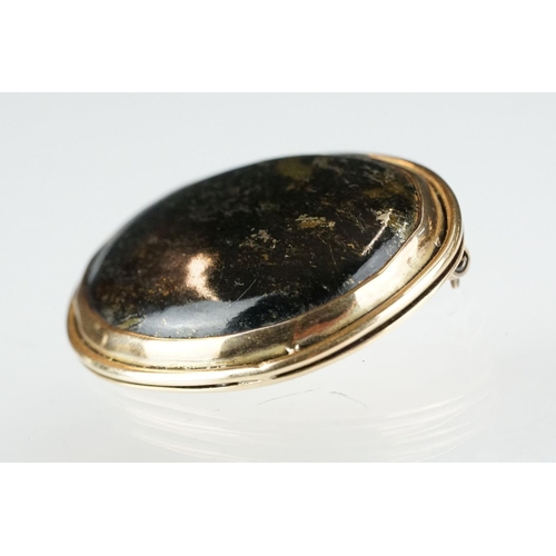 228 - A ladies fully hallmarked 9ct gold brooch with central agate polished stone.