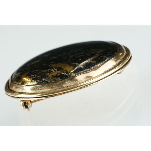 228 - A ladies fully hallmarked 9ct gold brooch with central agate polished stone.