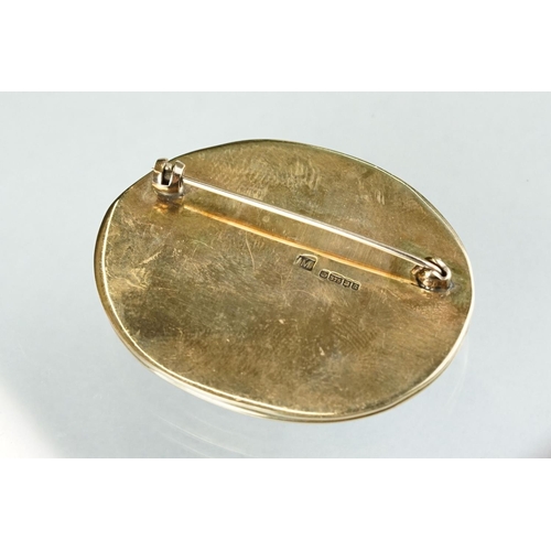 228 - A ladies fully hallmarked 9ct gold brooch with central agate polished stone.