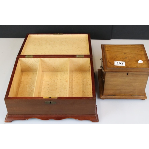 192 - Italian Sorrento style marquetry inlaid table top box, opening to reveal three compartments, with ke... 