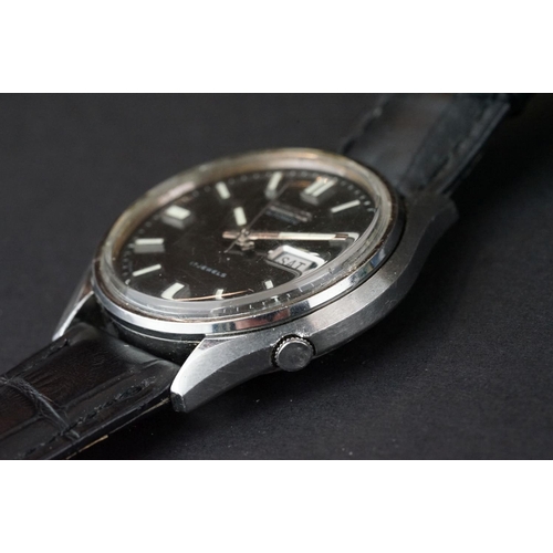 234A - A Gents Seiko automatic 17 jewel wristwatch with black dial and Day / Date to 3 o'clock.