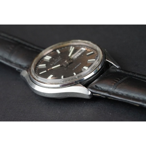 234A - A Gents Seiko automatic 17 jewel wristwatch with black dial and Day / Date to 3 o'clock.