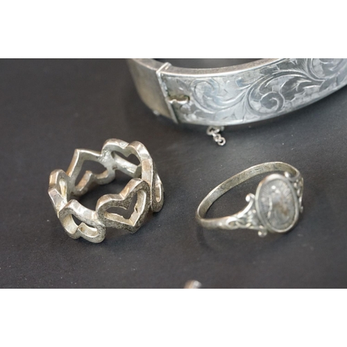 237 - A group of hallmarked sterling silver collectables to include cuff bangle, cheroot holder and case, ... 