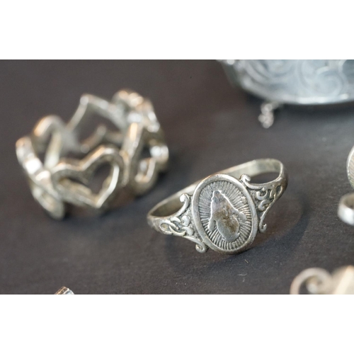 237 - A group of hallmarked sterling silver collectables to include cuff bangle, cheroot holder and case, ... 