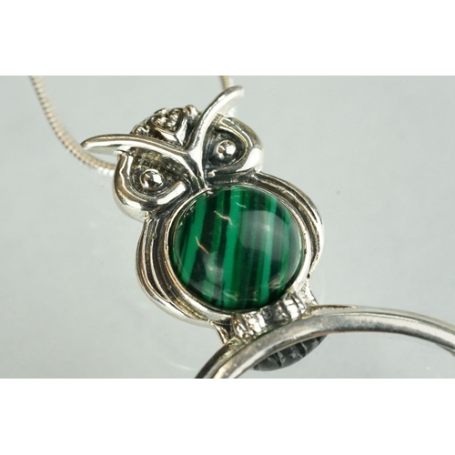 260 - Silver magnifying glass pendant necklace set with malachite cabochon