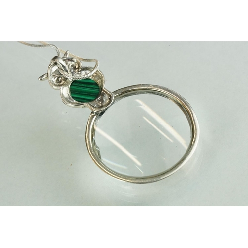 260 - Silver magnifying glass pendant necklace set with malachite cabochon