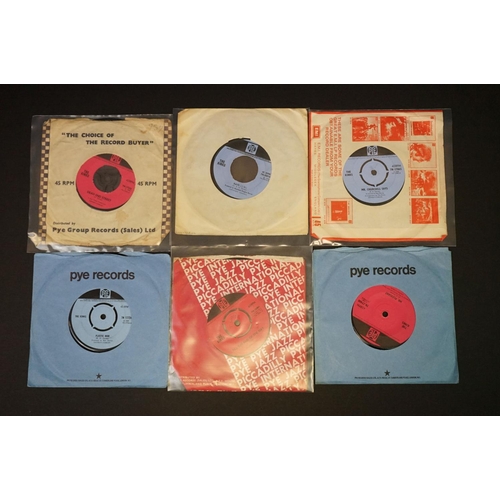 113 - The Kinks - 25 original UK E.P.’s and singles, spanning their career, including: Dedicated Kinks EP ... 