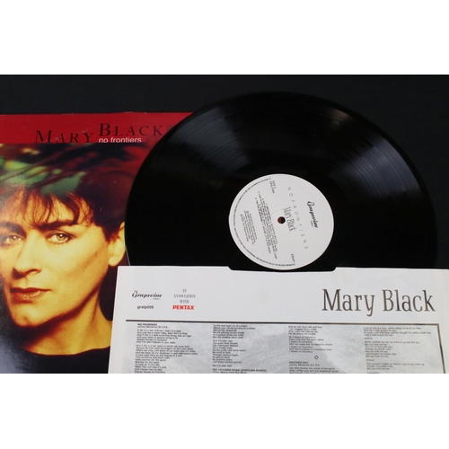 54 - Vinyl - 2 Mary Black LP's to include No Frontiers on The Grapevine Label GRALP 009 sleeve Vg vinyl E... 