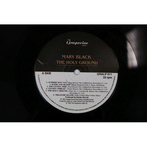 54 - Vinyl - 2 Mary Black LP's to include No Frontiers on The Grapevine Label GRALP 009 sleeve Vg vinyl E... 