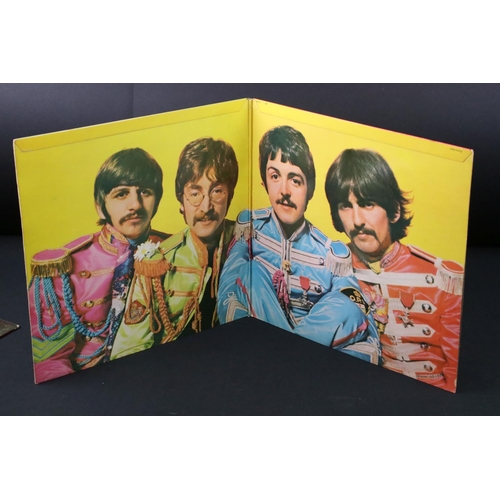 619 - Vinyl - The Beatles Sgt Pepper PHO 7027 picture disc complete with outer and inner sleeves, W German... 