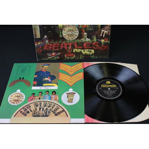 622 - Vinyl - Two copies of The Beatles Sgt Pepper to include PMC 7027 and PCS 7027 both with Sold In UK a... 