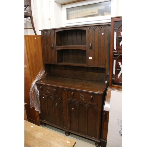 641 - Early 20th century Arts and Crafts Oak Dresser, comprising an upper section with shelves flanked by ... 