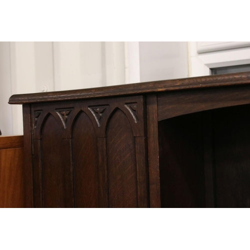 641 - Early 20th century Arts and Crafts Oak Dresser, comprising an upper section with shelves flanked by ... 