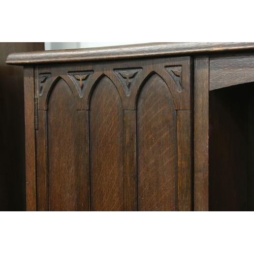 641 - Early 20th century Arts and Crafts Oak Dresser, comprising an upper section with shelves flanked by ... 