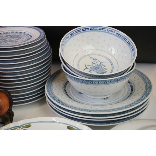 86 - Mixed collectables to include a quantity of 20th Century Chinese Export Blue and White china, Royal ... 