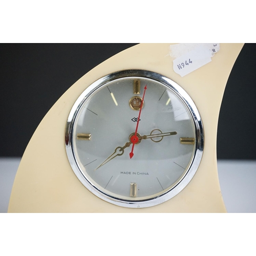 121 - Art Deco Bakelite desk clock in the form of a yacht, with silvered dial and baton hour markers, on a... 