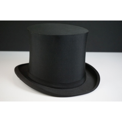 134 - Late 19th / Early 20th Century Locke & Co, London collapsible top hat in original box, internal meas... 