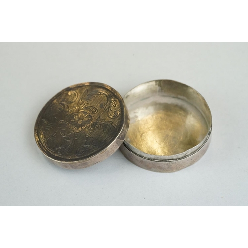 209 - Silver unmarked pill box/ spice box, engraved floral and foliate decoration, diameter approx 3cm

Pr... 