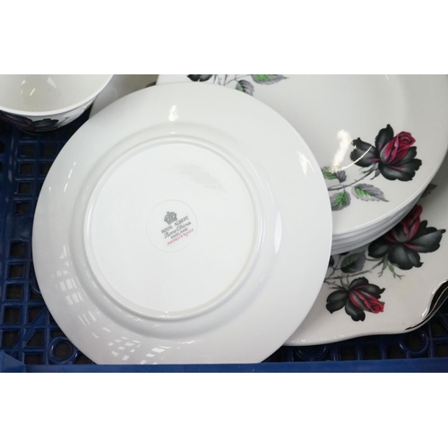 81 - Royal Doulton ' Sovereign ' pattern dinner ware, pattern no. H4973, to include 6 dinner plates, 6 de... 