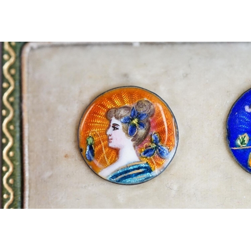 173 - A set of four Art Nouveau / Pre-Raphelite enamel buttons hand decorated with female portraits, compl... 