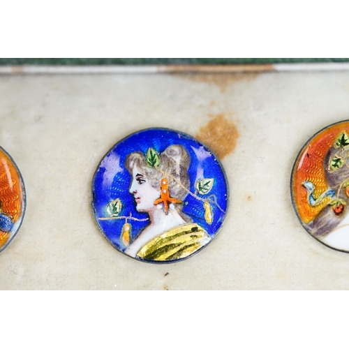 173 - A set of four Art Nouveau / Pre-Raphelite enamel buttons hand decorated with female portraits, compl... 