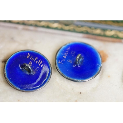 173 - A set of four Art Nouveau / Pre-Raphelite enamel buttons hand decorated with female portraits, compl... 