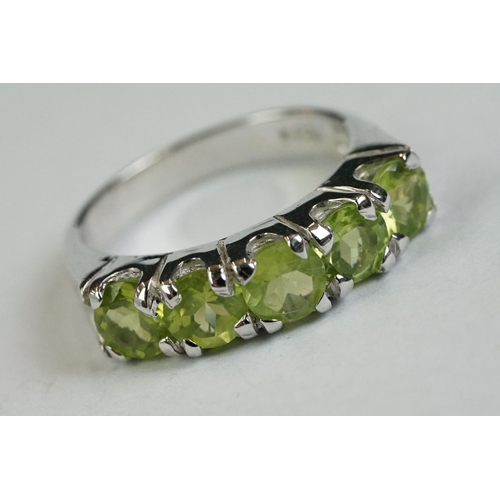 174 - A silver and five stone peridot ring