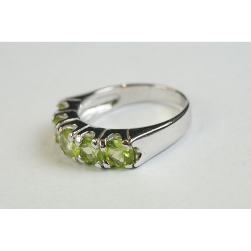 174 - A silver and five stone peridot ring