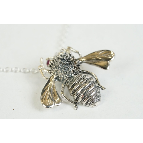 192 - A silver pendant necklace, bee