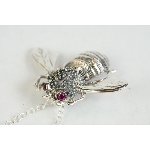 192 - A silver pendant necklace, bee