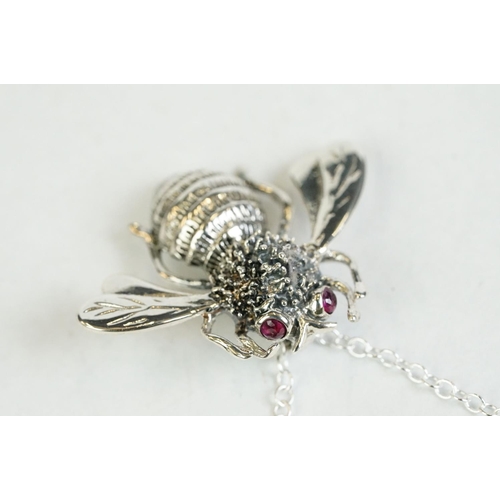 192 - A silver pendant necklace, bee