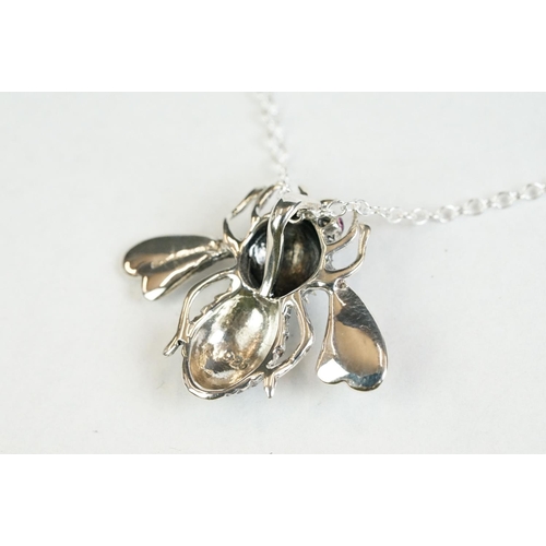 192 - A silver pendant necklace, bee