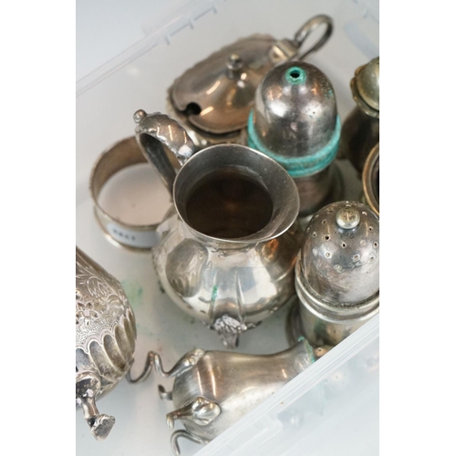 387 - A small collection of fully hallmarked sterling silver and silver plated items to include napkin rin... 