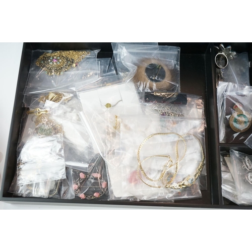 392 - A mixed collection of vintage and contemporary costume jewellery to include gold and silver examples... 