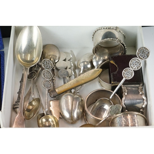 409 - A small collection of mainly fully hallmarked sterling silver items to include a cased butter knife ... 