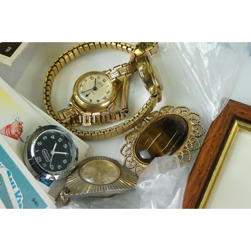 428 - A small group of mixed collectables to include watches, a framed cheque dated 1896, a clock and a co... 