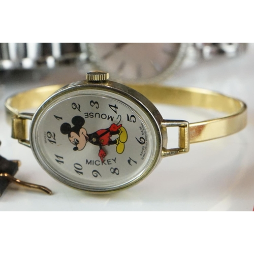 433 - A collection of contemporary and vintage ladies and gents wristwatches together with a small quantit... 