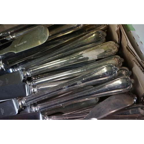 434 - A collection of silver plated cutlery to include spoons and butter knives.