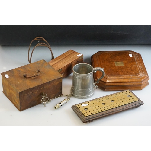 470 - A brass cribbage board, a treen brass bound rectangular box, a pewter tankard, a stell safe box, a p... 