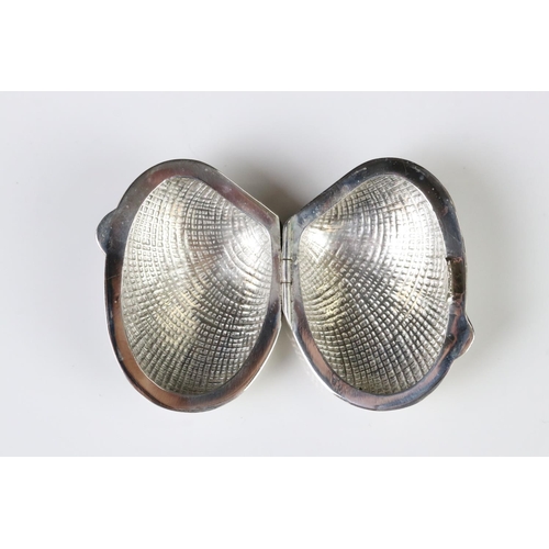 373A - An unusual silver clam shaped pill box