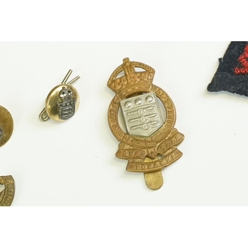 17 - A Collection Of British Royal Artillery Regiment Collectables To Include Buttons, Cap Badges, Cuffli... 