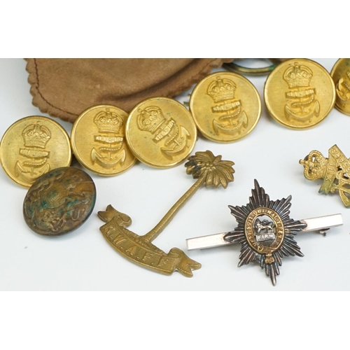 41 - A Small Group Of British Militaria To Include Regimental Cap Badges And Buttons Together With A Roya... 