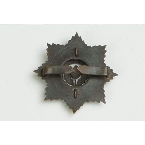 72 - A British The Cheshire Regiment Bronzed OSD Two Piece Cap Badge Complete With Twin Blade Fixings To ... 