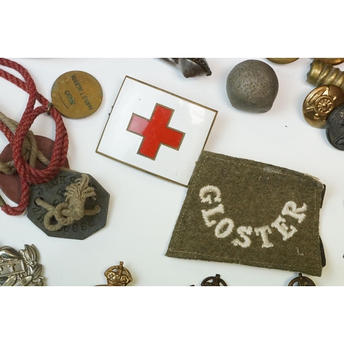 122 - A Collection Of British Military Collectables To Include Cap Badges, Regimental Buttons, Dog Tags An... 