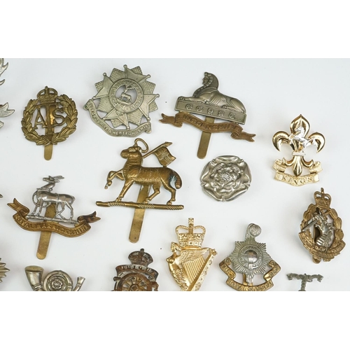 176 - A Collection Of Approx Thirty British Military Cap Badges To Include The Royal Warwickshire Regiment... 