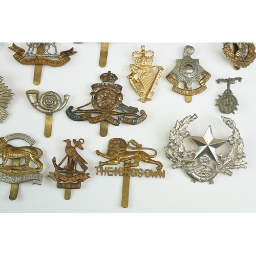 176 - A Collection Of Approx Thirty British Military Cap Badges To Include The Royal Warwickshire Regiment... 