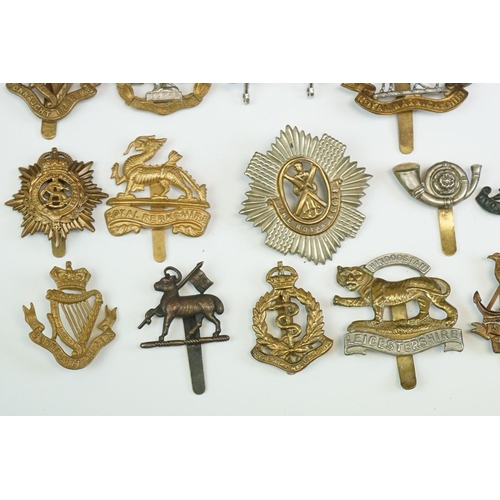 176 - A Collection Of Approx Thirty British Military Cap Badges To Include The Royal Warwickshire Regiment... 