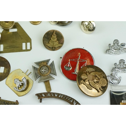 219 - A Small Collection Of Mixed Militaria To Include Cap Badges, Buttons, Collar Badges And Shoulder Tit... 