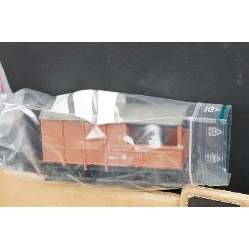 105 - 0ver 50 OO gauge items of rolling stock to include Hornby, Lima and Triang featuring coaches, tanker... 