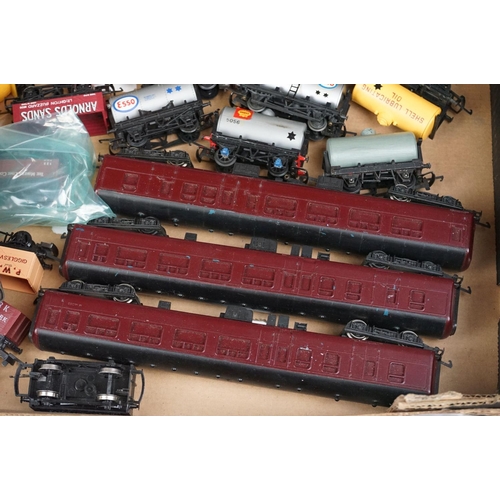 105 - 0ver 50 OO gauge items of rolling stock to include Hornby, Lima and Triang featuring coaches, tanker... 